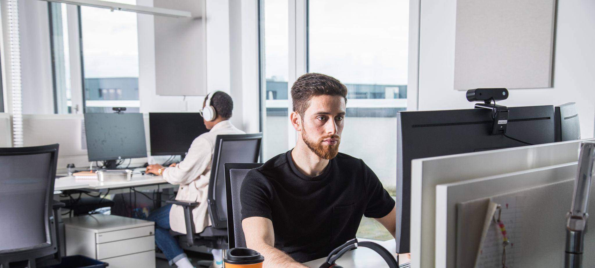 Zwei Arbeitskollegen sitzen im Büro