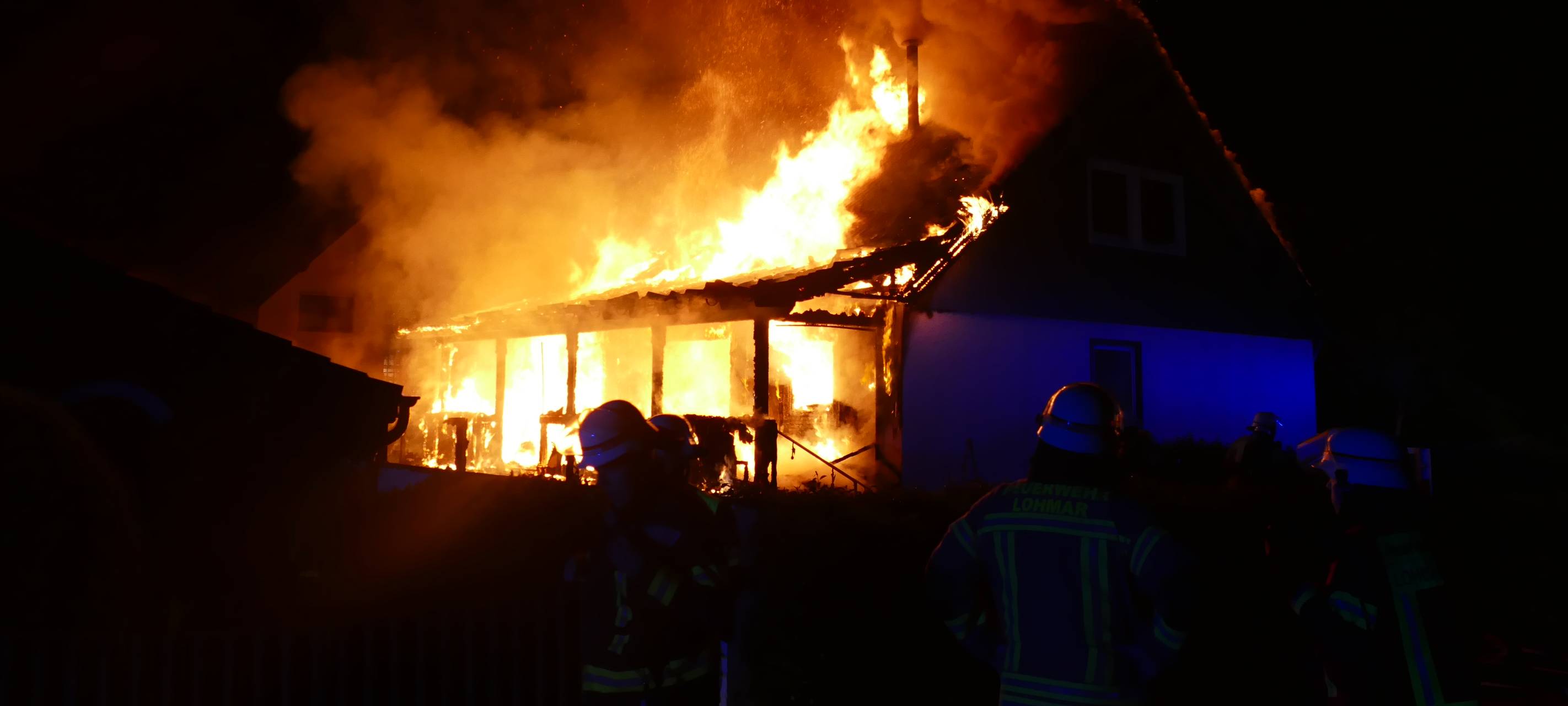 Lohmar-Donrath: Großeinsatz der Feuerwehr an brennendem Wohnhaus