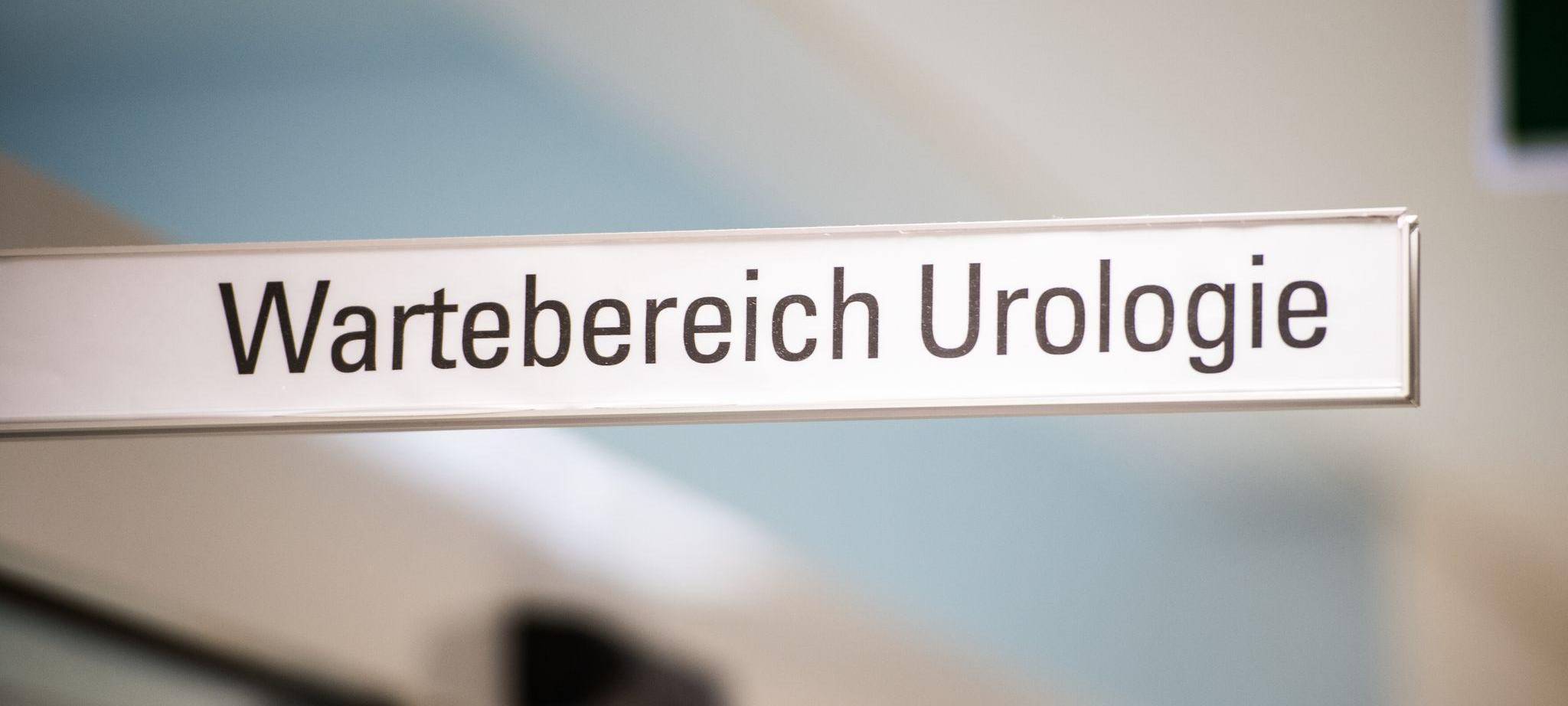 Ein Schild weist auf den Wartebereich der Urologie hin