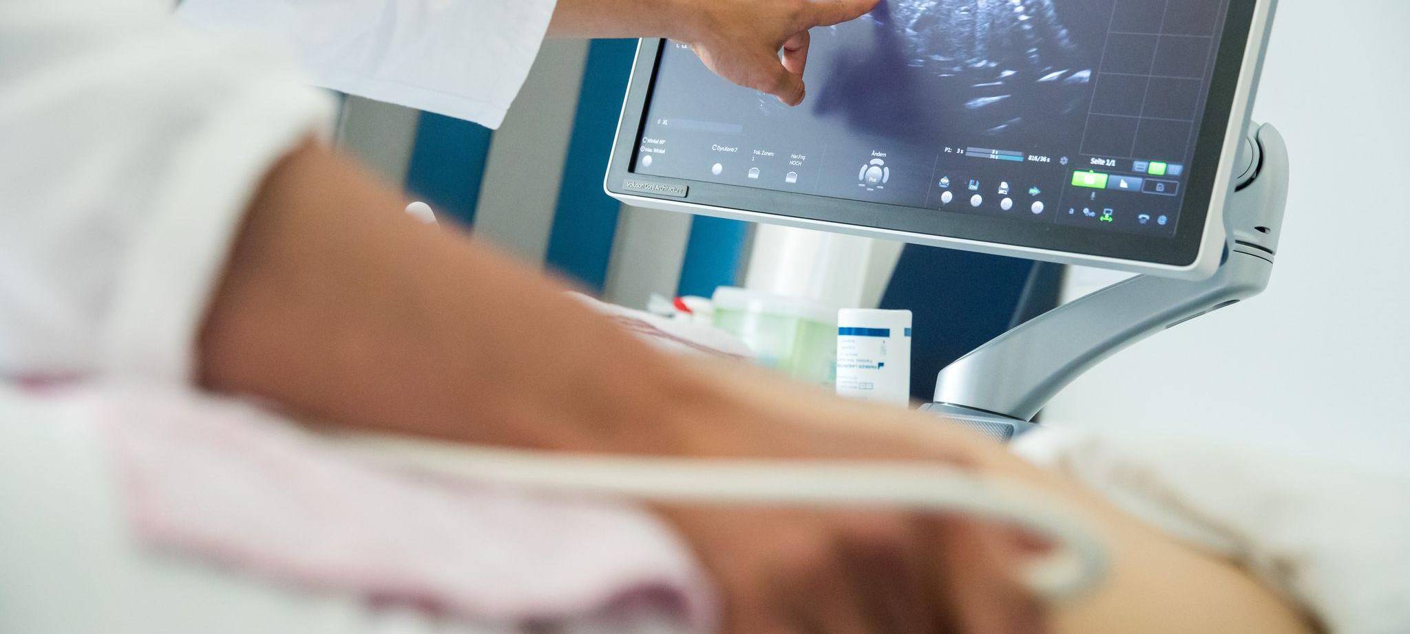 Ein Arzt führt eine Ultraschall-Untersuchung durch