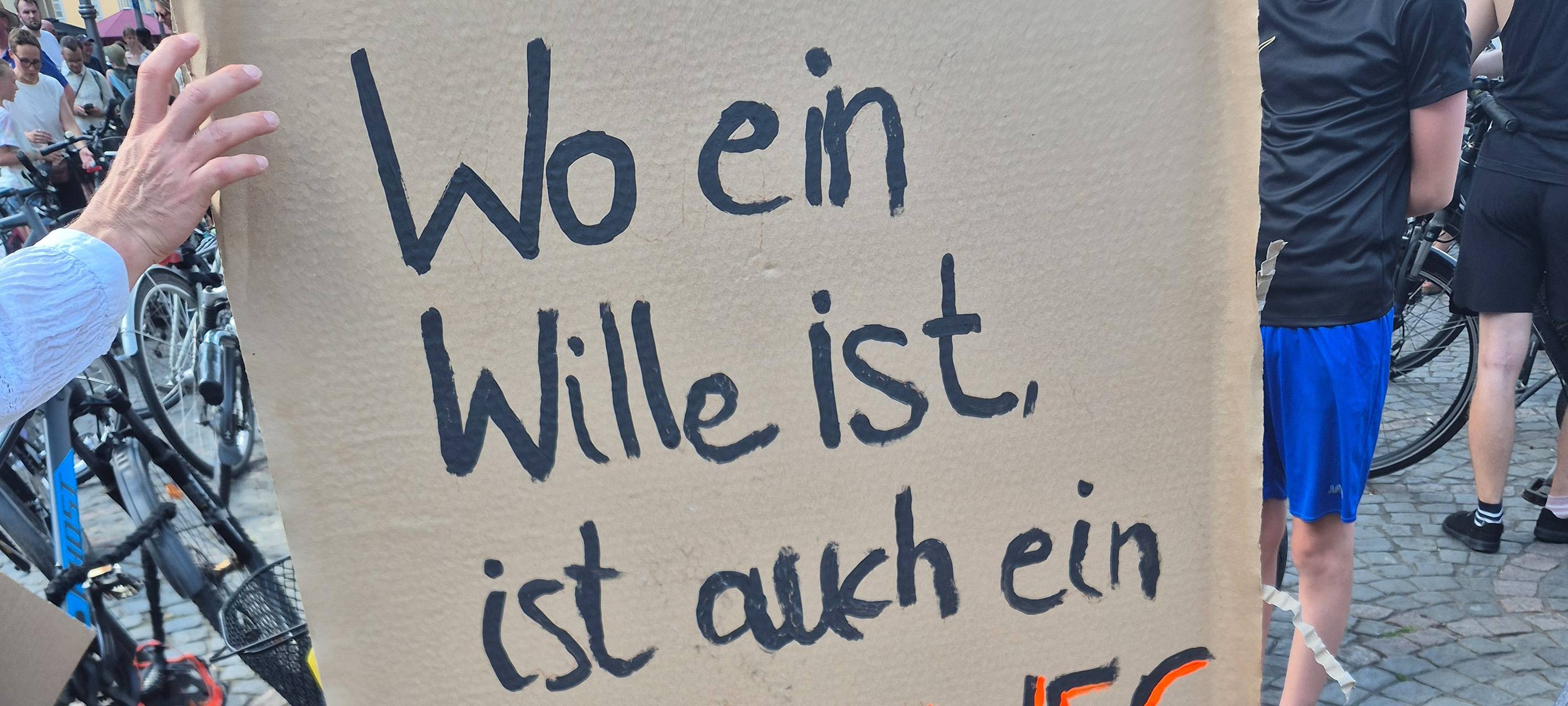 "Wir sind Teil der Lösung" - Radkundgebung auf dem Bonner Münsterplatz