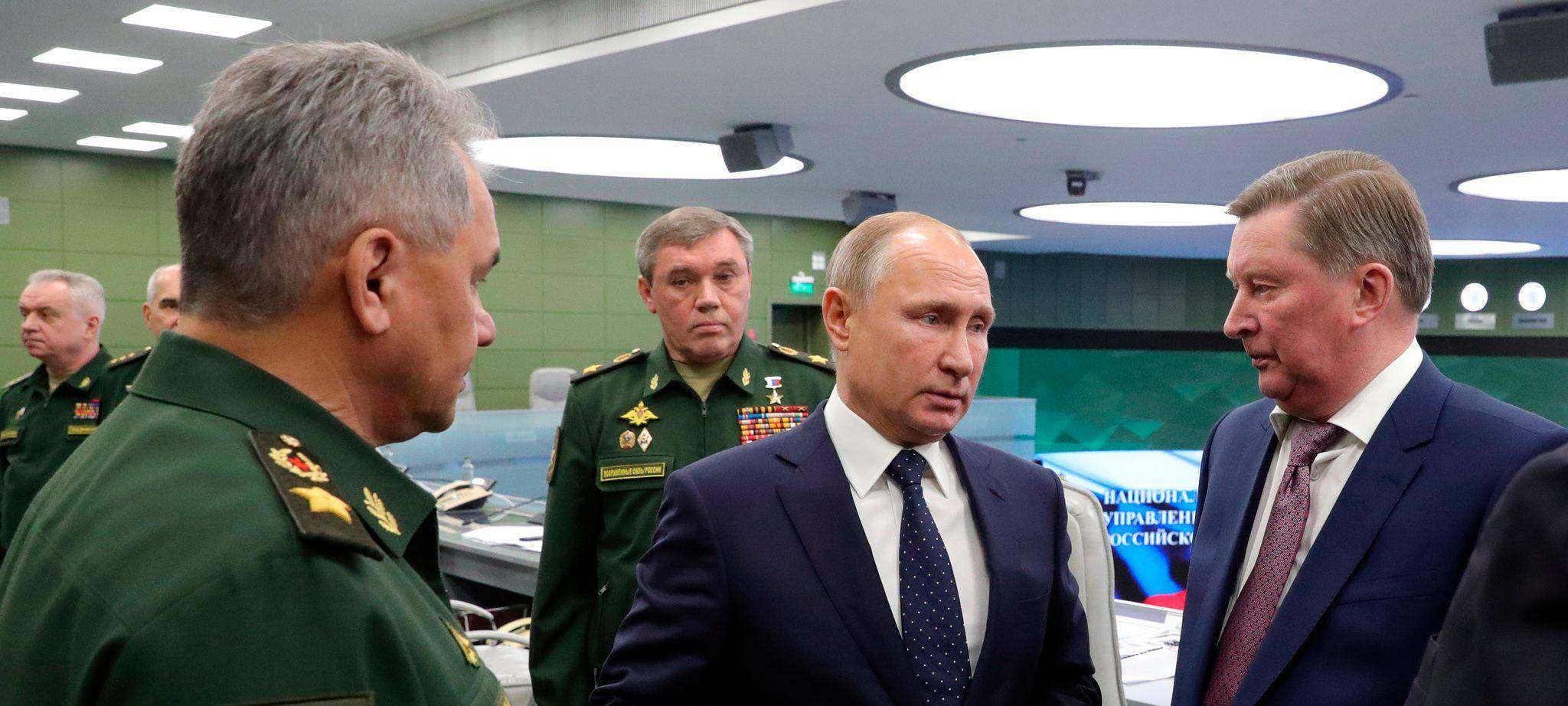 Sergej Iwanow (r.) und Wladimir Putin (m.)