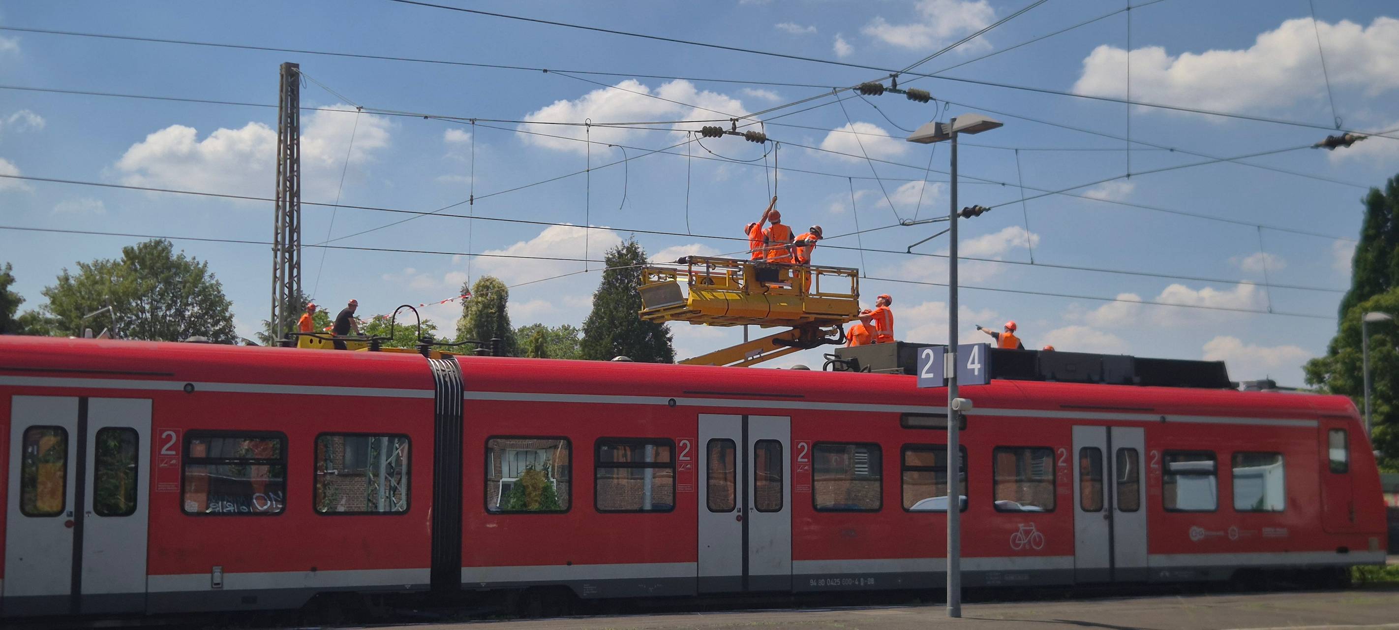 Unfall mit LKW: Güterzug reißt Oberleitung ab