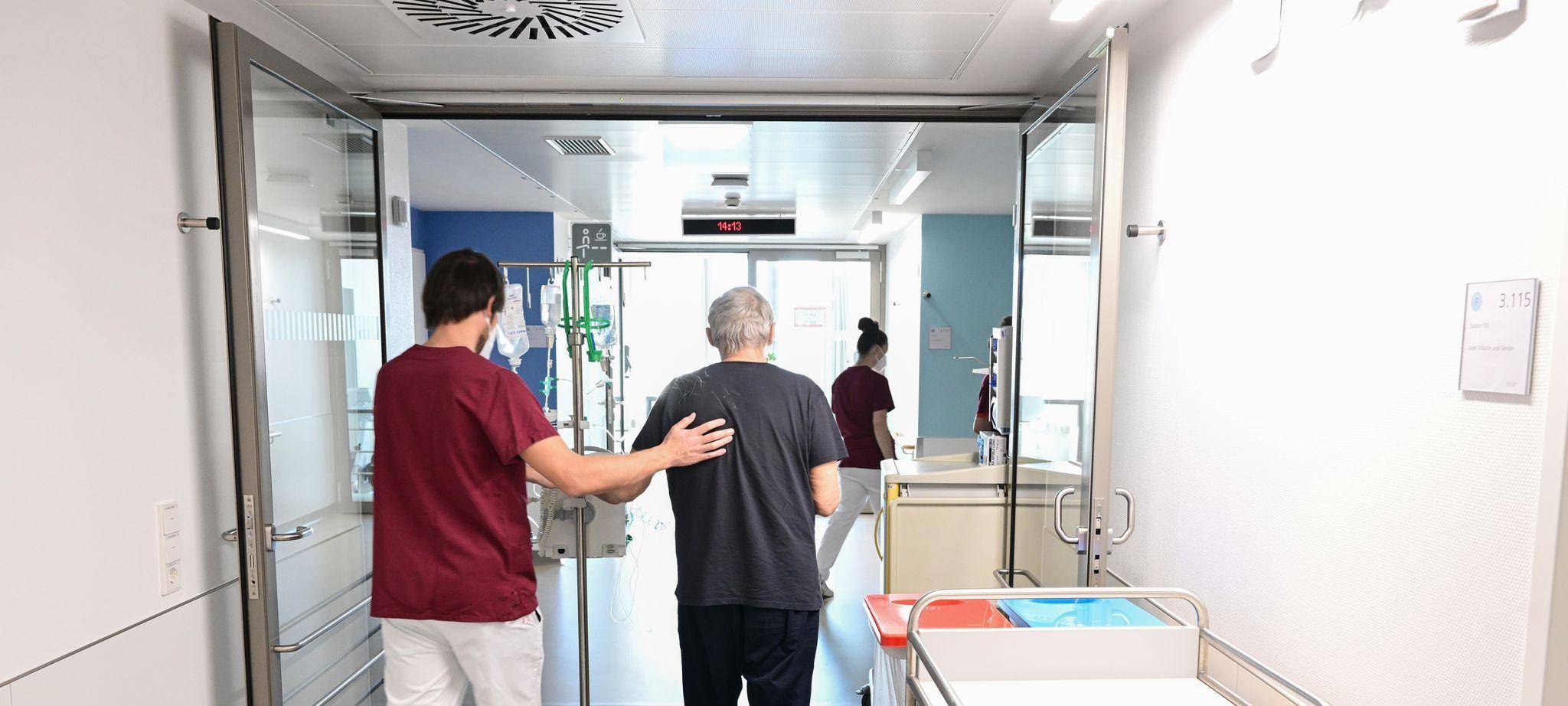 Pfleger mit Patient im Krankenhaus