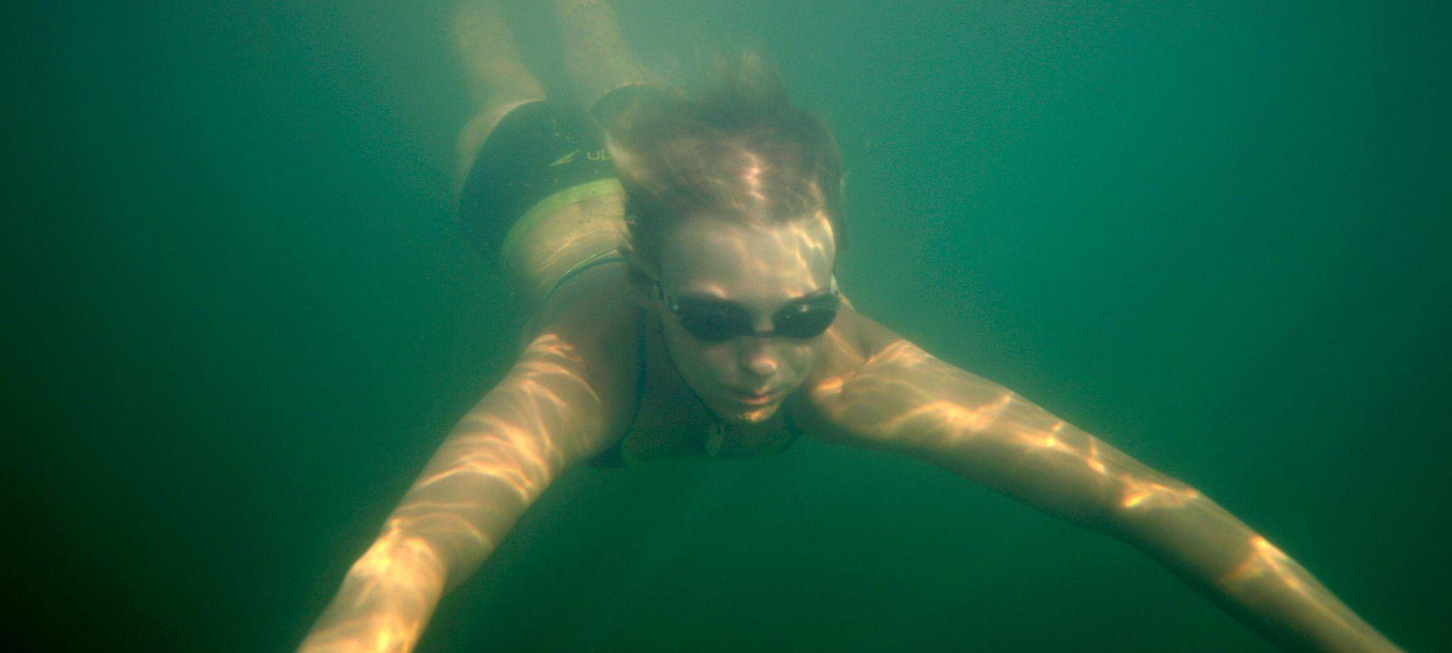 Frau taucht in einem See