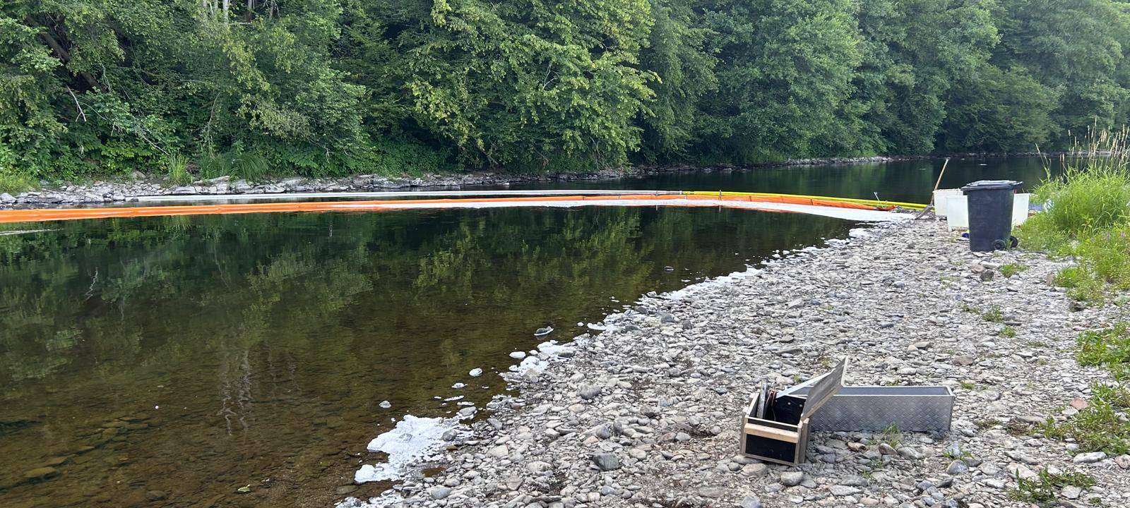 Heizöl ausgelaufen: Einsatz an der Sieg in Windeck