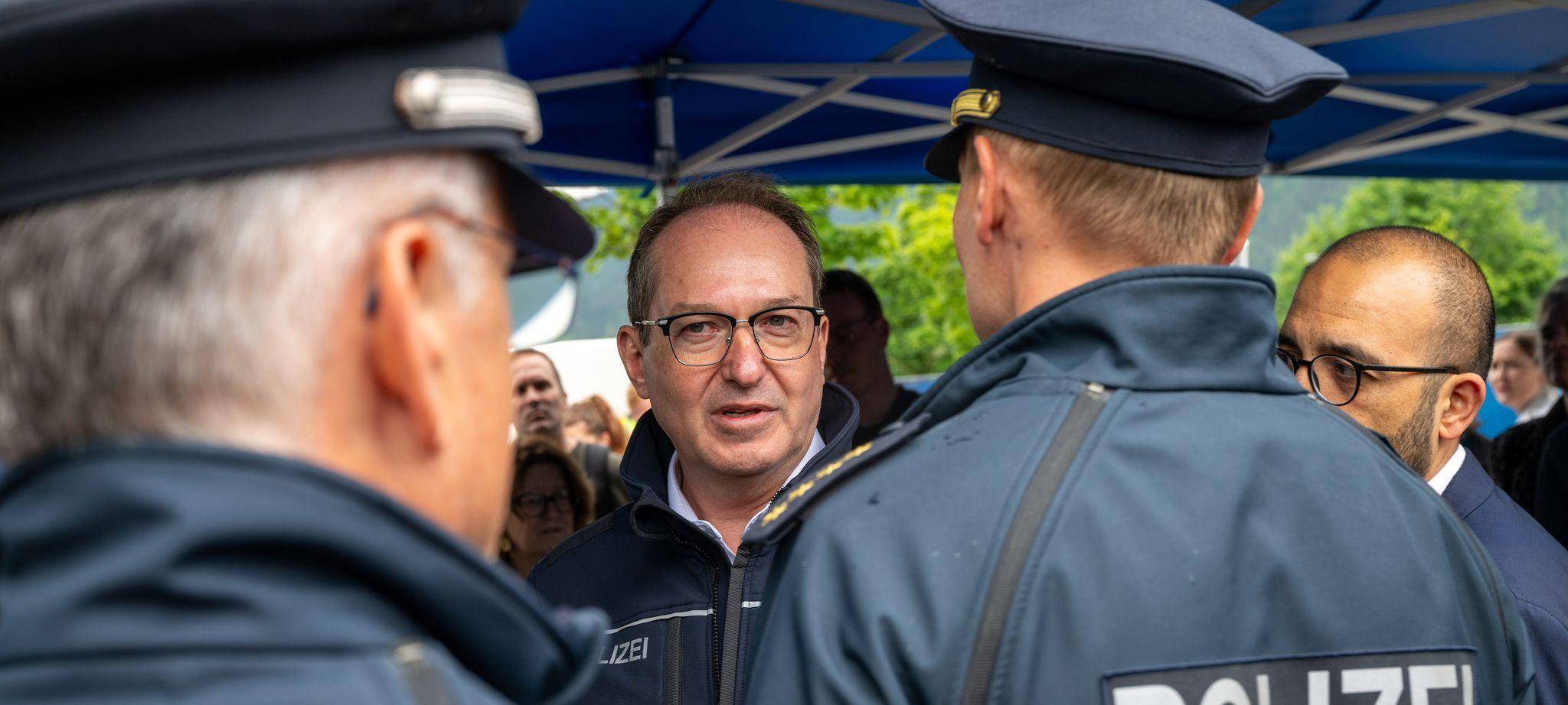 Dobrindt und Söder besuchen Grenzübergang