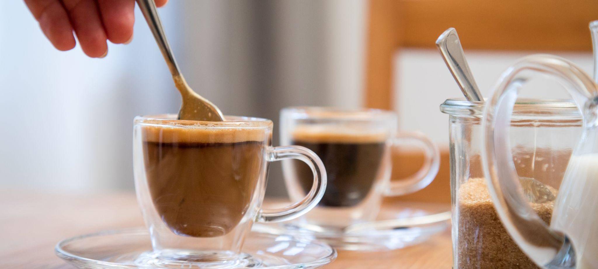 Eine Frau rührt einen Kaffee um