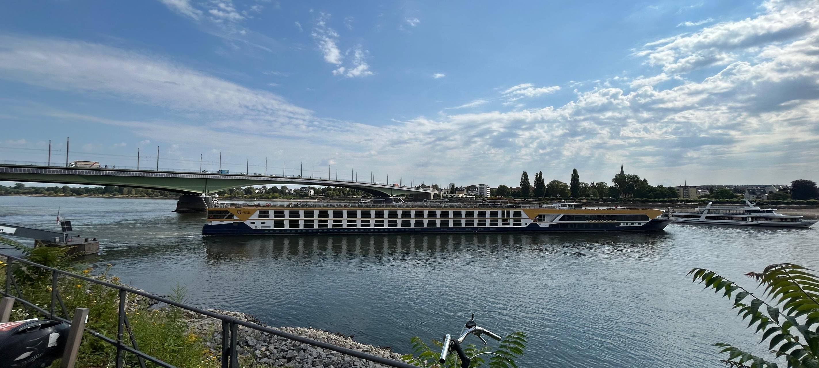 Bonn: Flusskreuzfahrtschiff auf dem Rhein auf Grund gelaufen