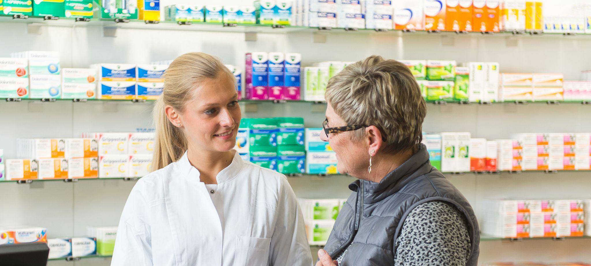 Eine Apothekerin berät eine Kundin