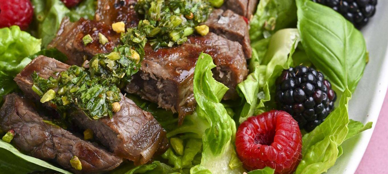 Kräuter-Chimichurri auf Fleisch
