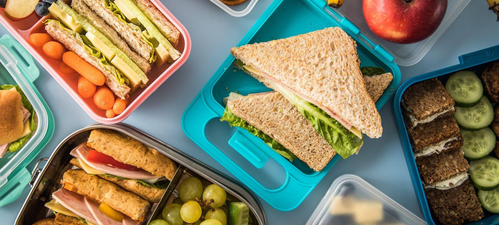 Gesunde Pausenbrote und Snacks in verschiedenen Brotdosen