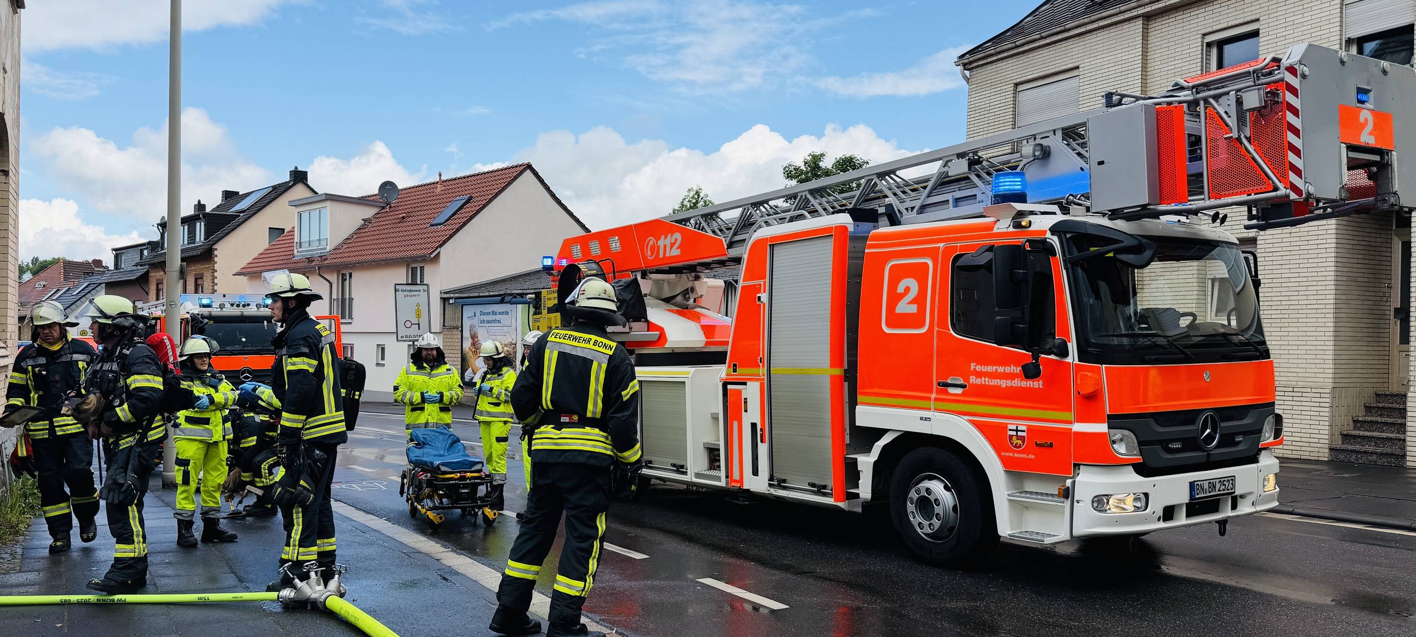 Feuerwehr löscht Wohnungsbrand in Bonn-Beuel