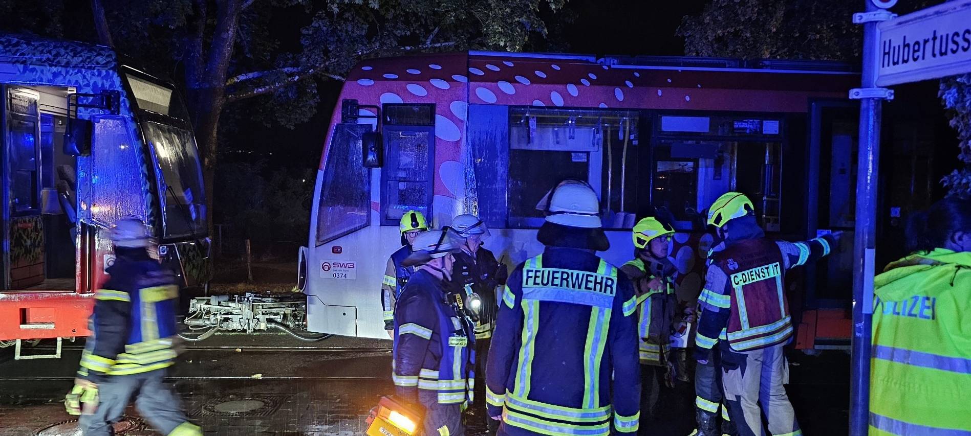 Radfahrer gerät unter Stadtbahn in Königswinter und stirbt