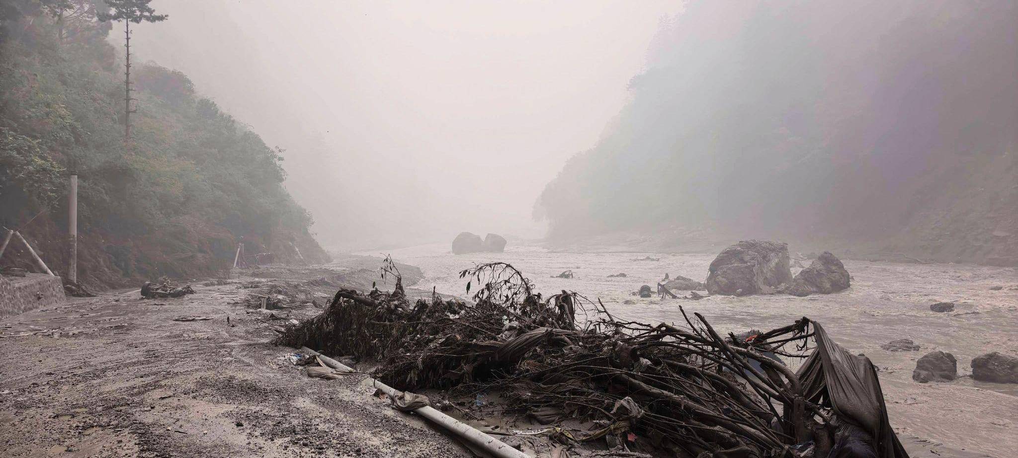 Sturzflut an Grenze zwischen China und Nepal