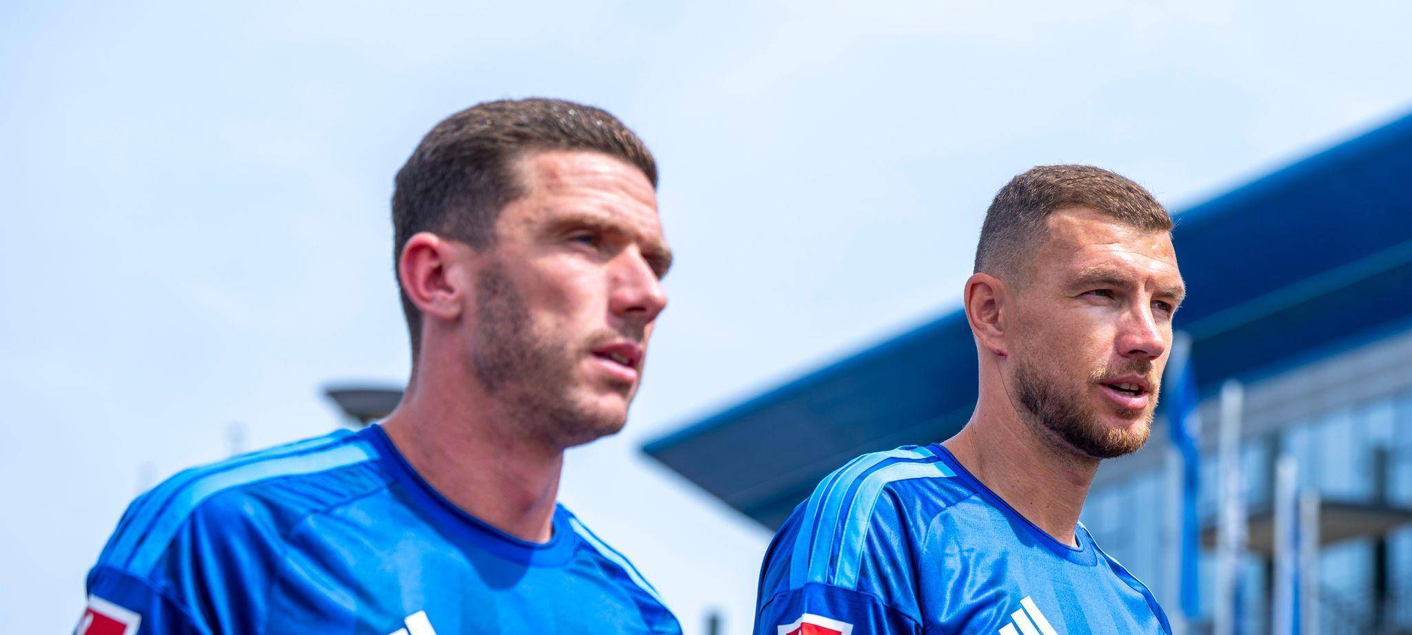 Robin Gosens (l) und Edin Dzeko
