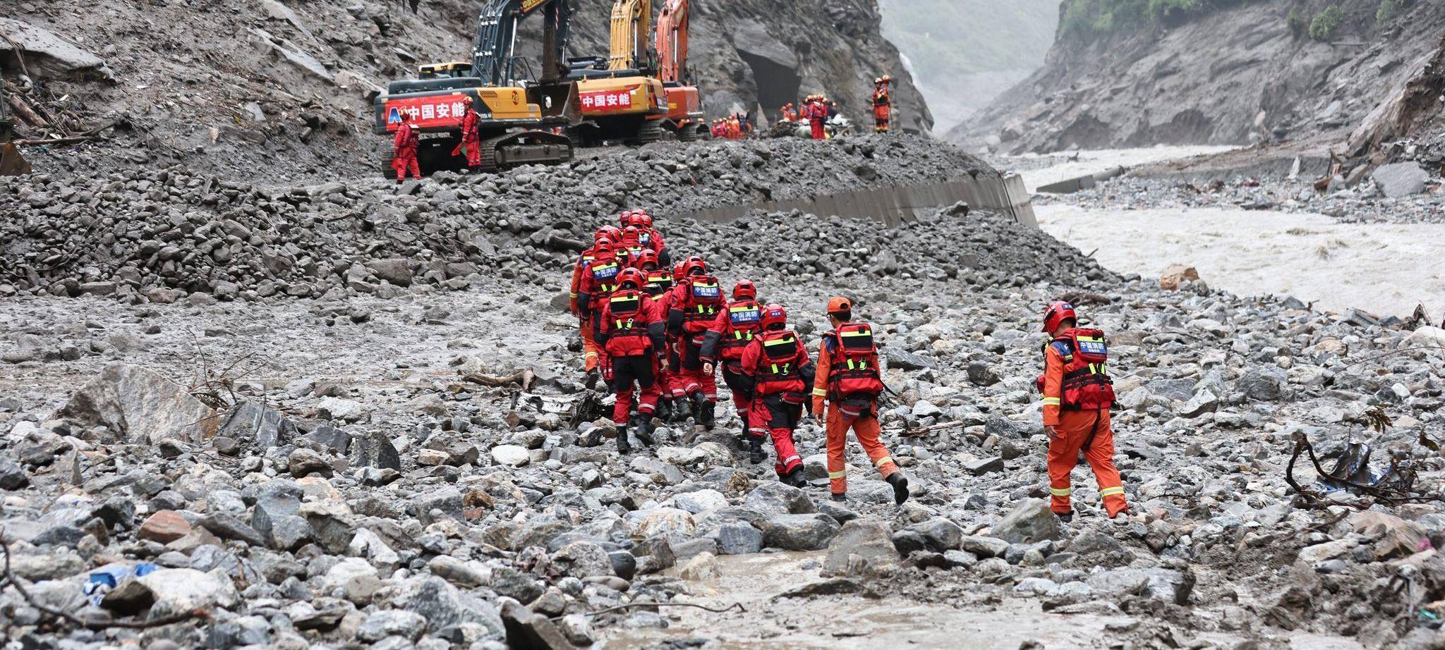 Sturzflut an Grenze zwischen China und Nepal