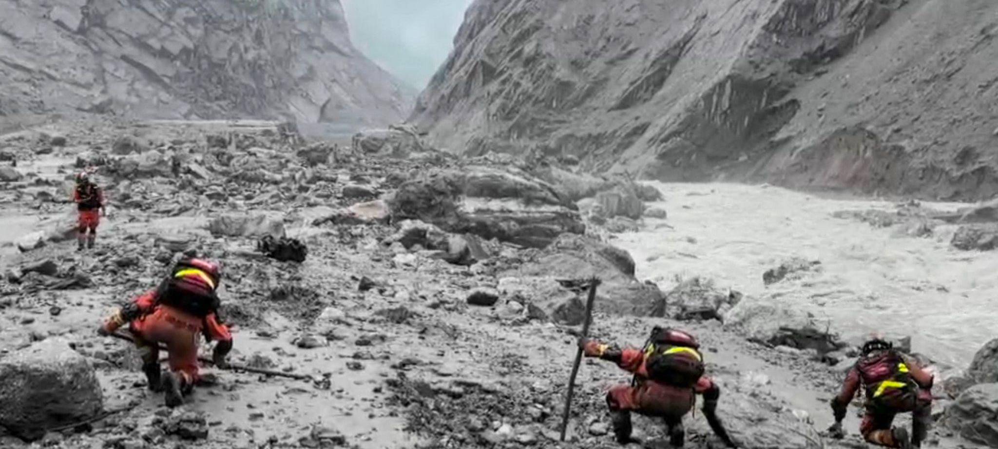 Sturzflut an Grenze zwischen China und Nepal
