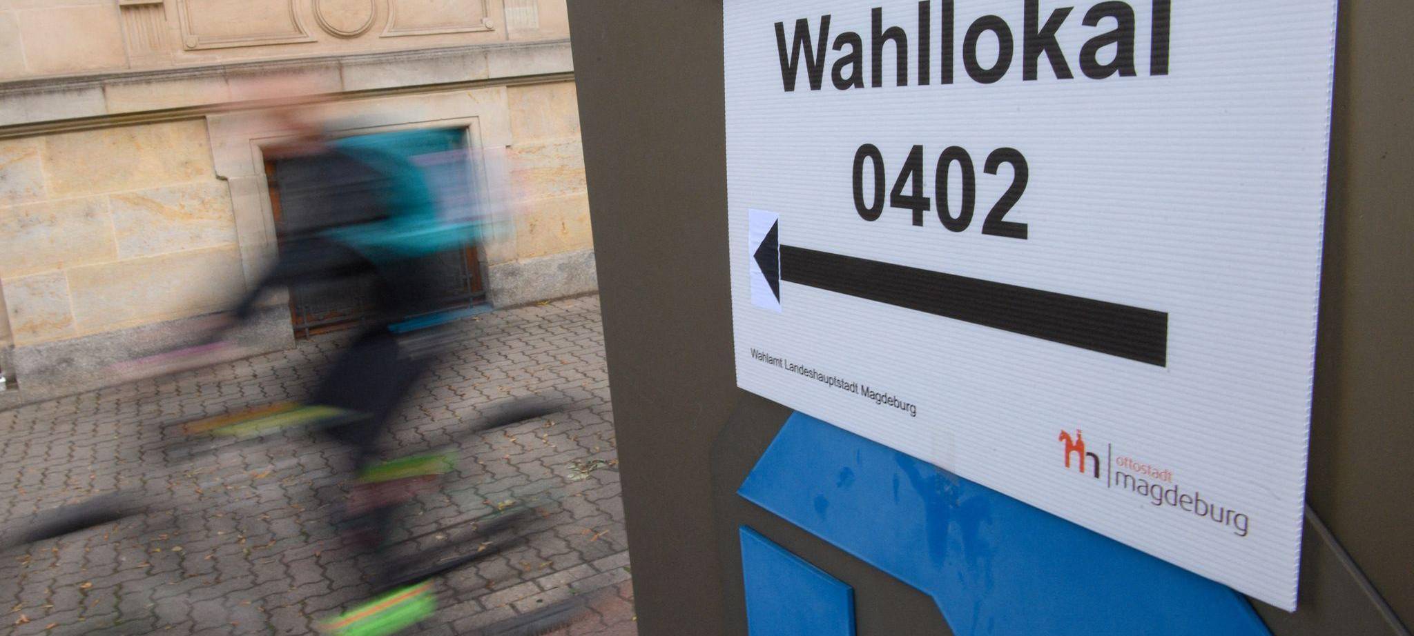 Landtagswahl in Sachsen-Anhalt - Öffnung Wahllokale in Magdeburg