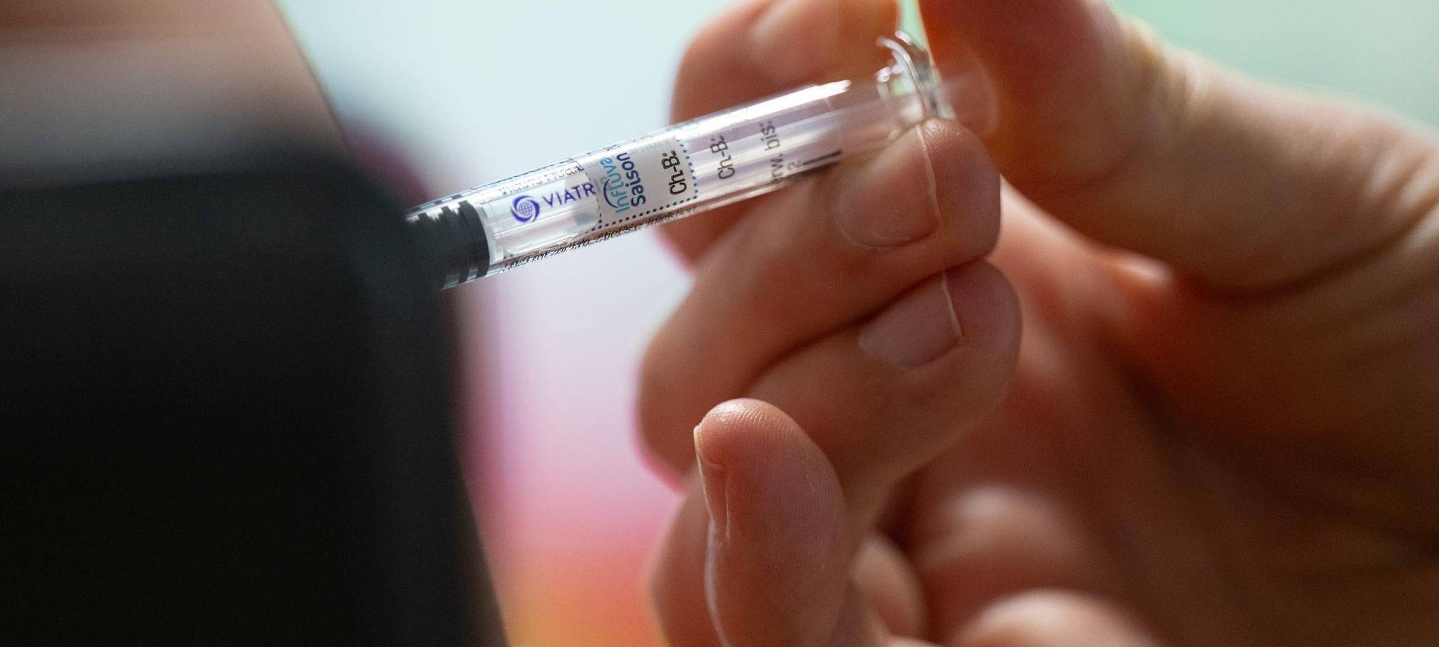 Frau lässt sich gegen Grippe impfen