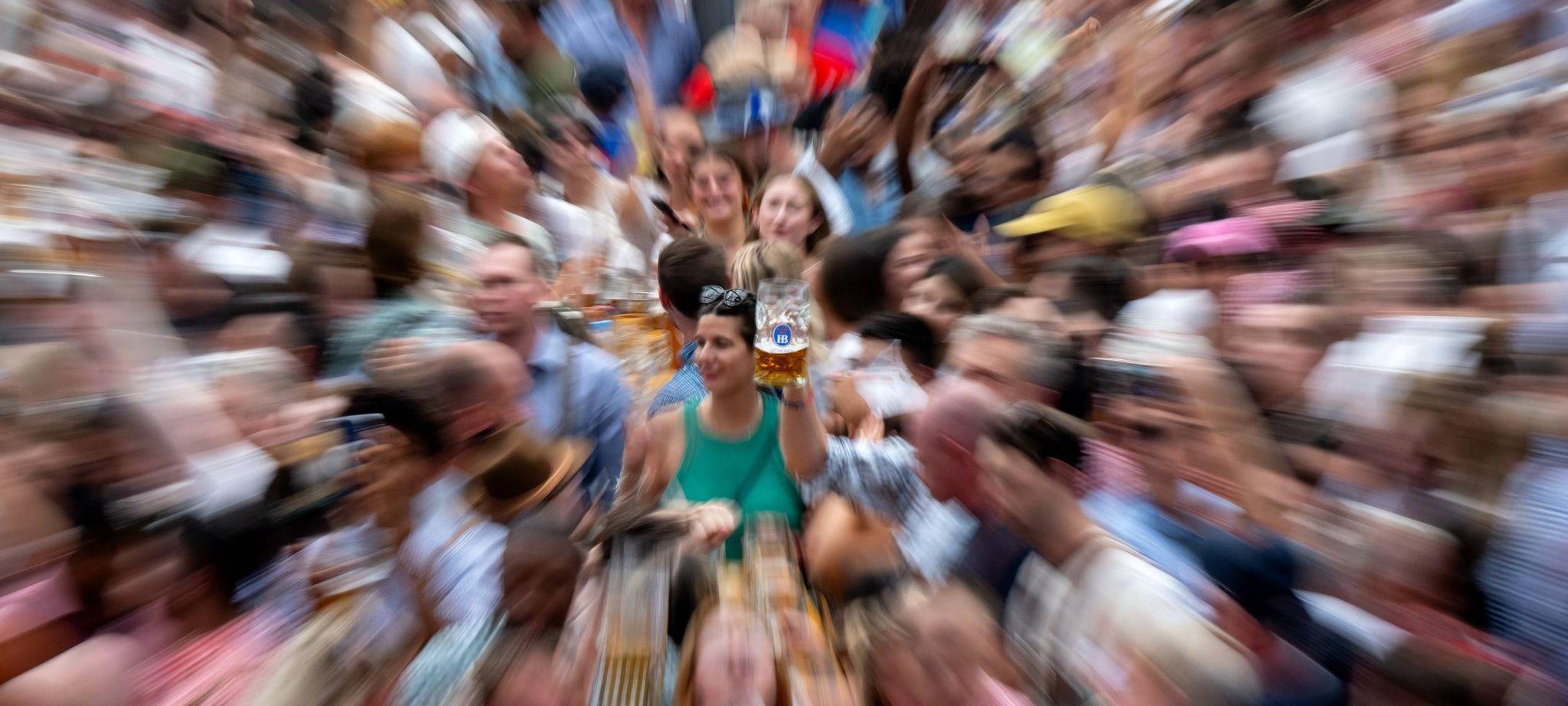 Besucher feiern im Bierzelt den Auftakt zum 188. Oktoberfest