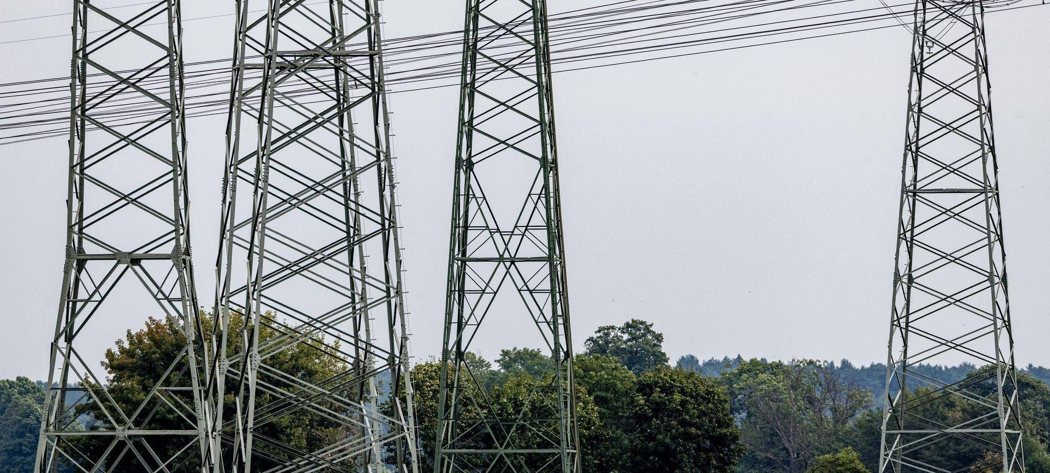 Höchstspannungsleitungen um das Umspannwerk Turnow-Preilack