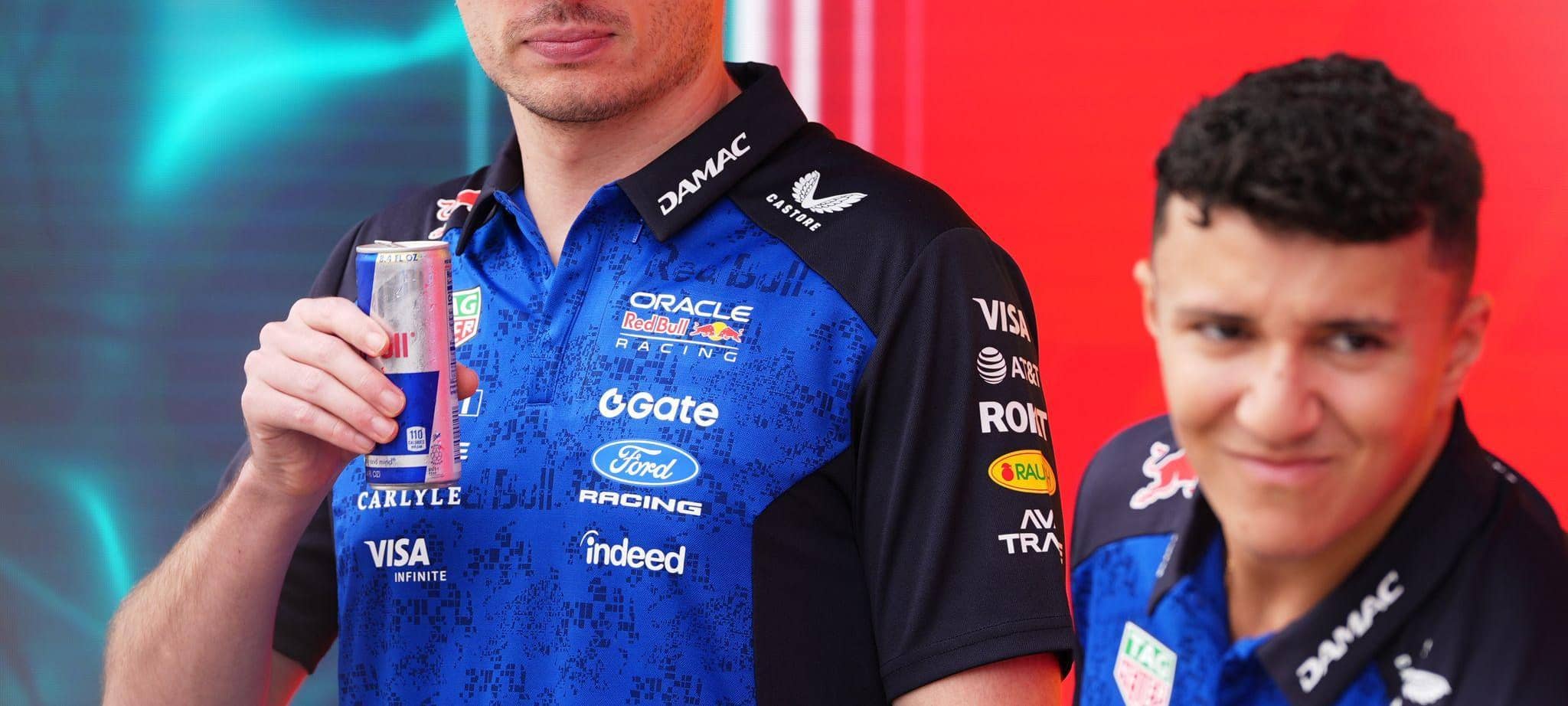 Max Verstappen und Isack Hadjar (r)