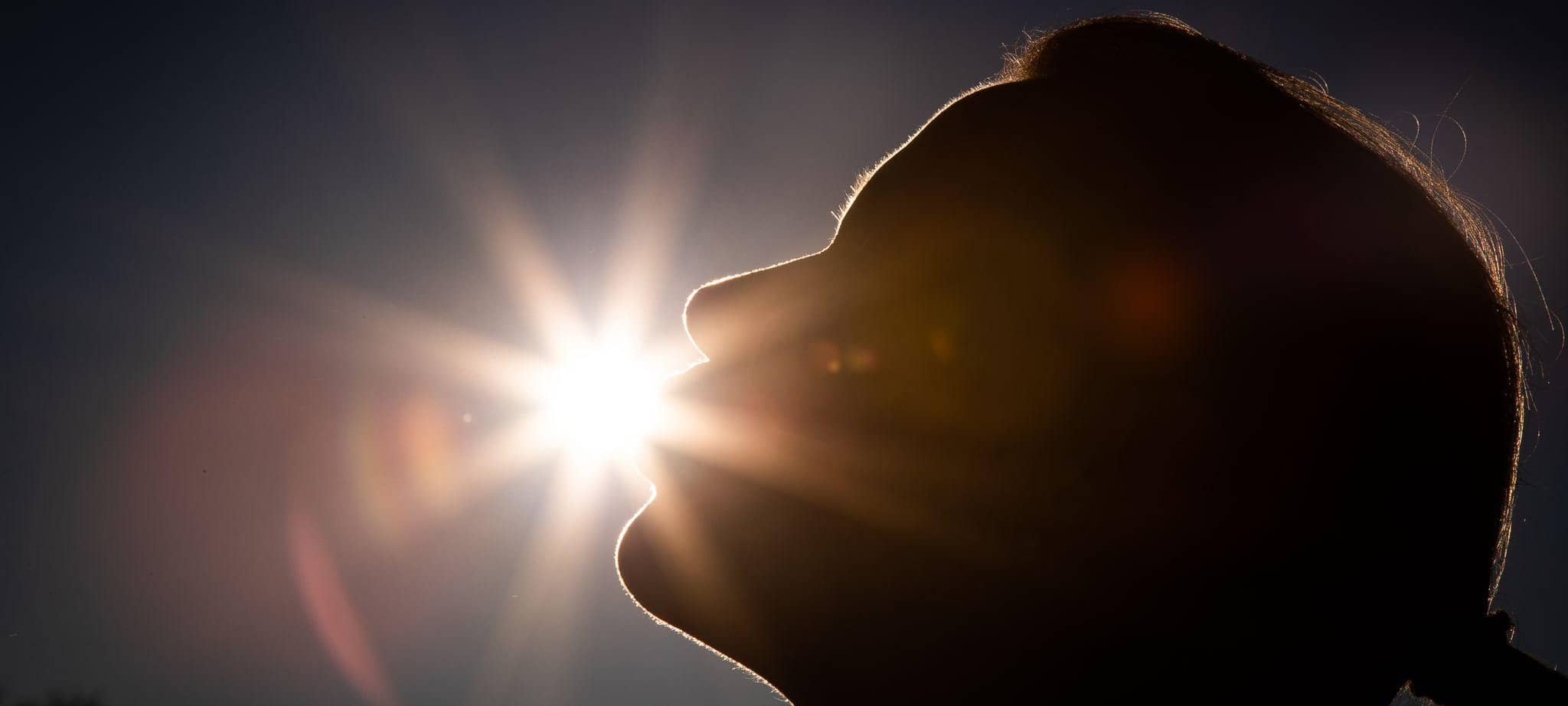 Gesicht einer Frau vor der tief stehenden Herbstsonne