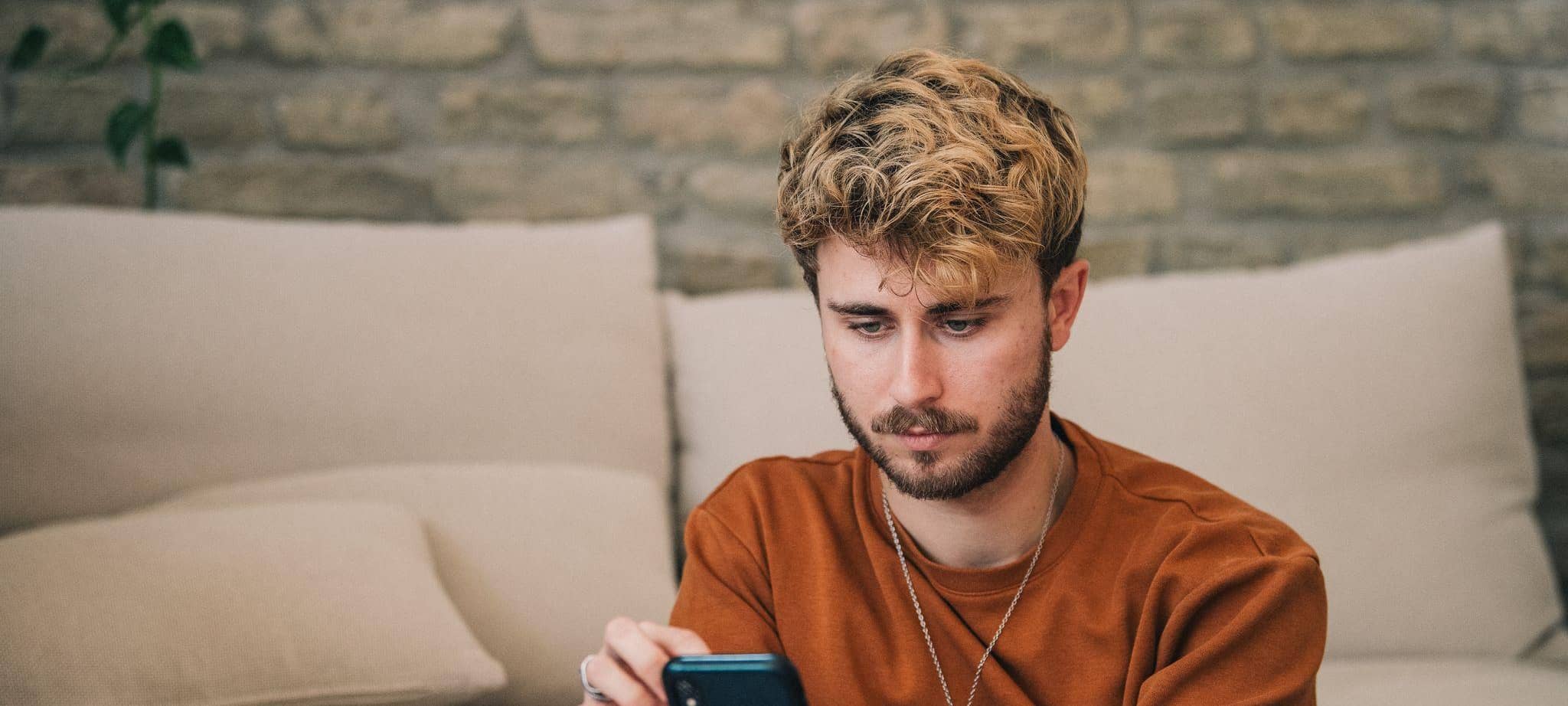 Ein junger Mann bedient sein Smartphone