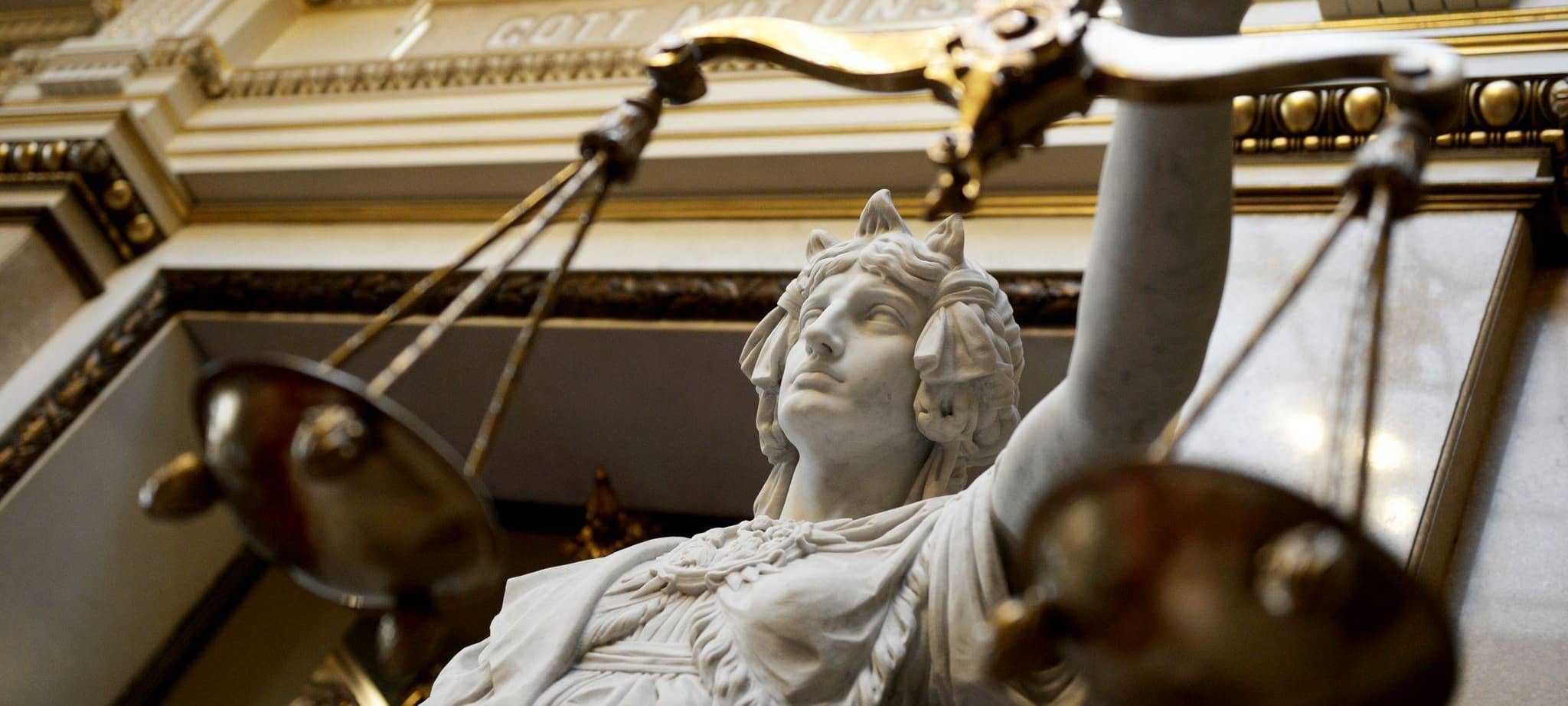 Eine Statue der römischen Göttin der Gerechtigkeit, Justitia