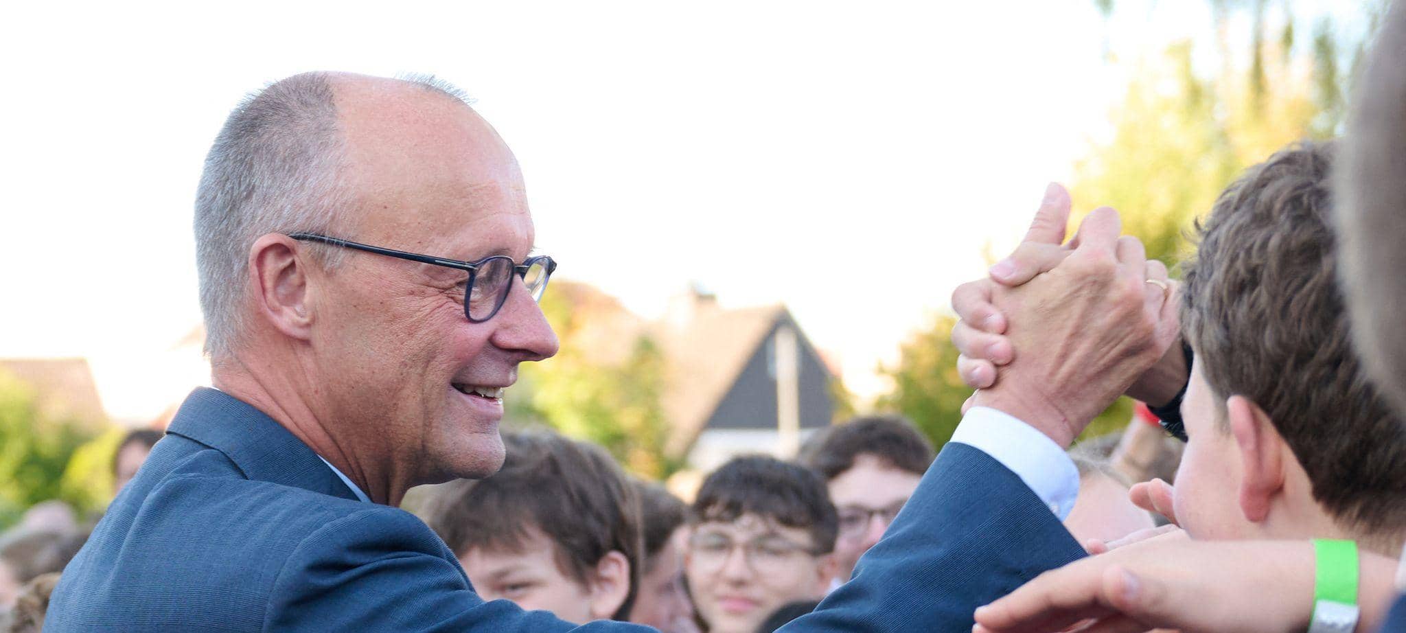 Bundeskanzler Friedrich Merz besucht sein ehemaliges Gymnasium