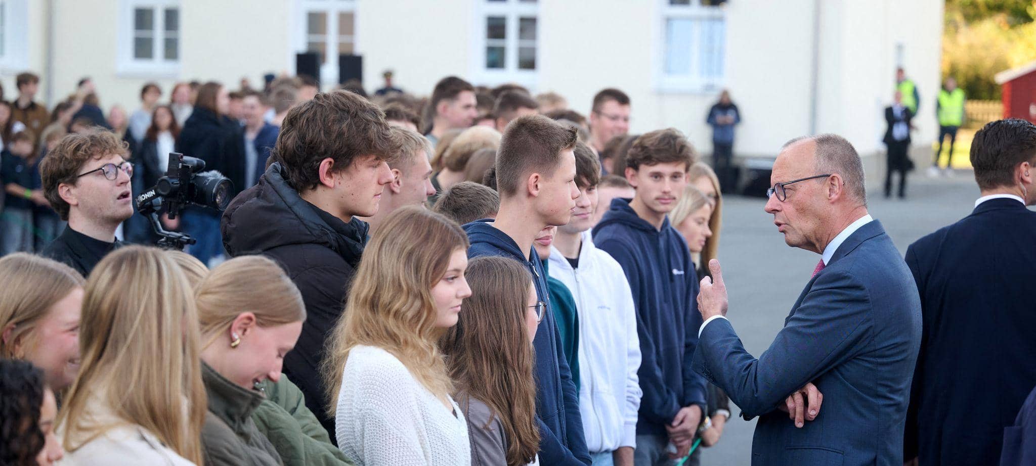 Bundeskanzler Friedrich Merz besucht sein ehemaliges Gymnasium