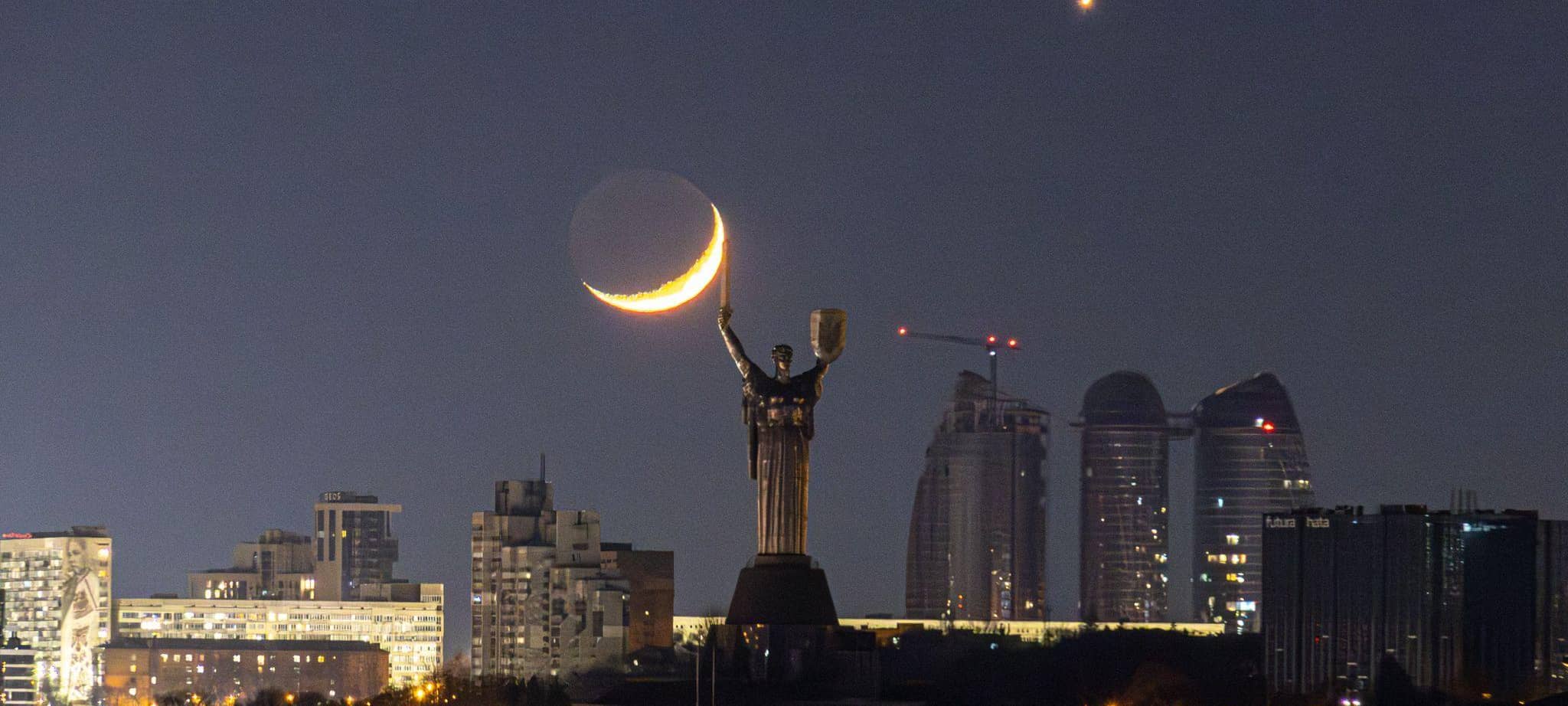 Mond und Venus am Nachthimmel über Kiew