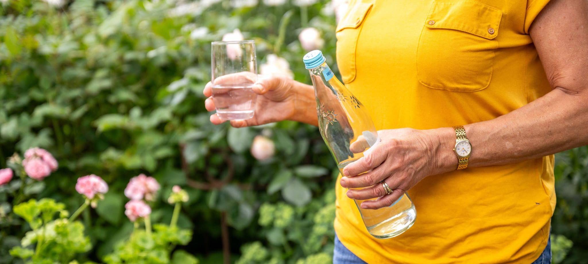 Eine Frau trinkt Mineralwasser