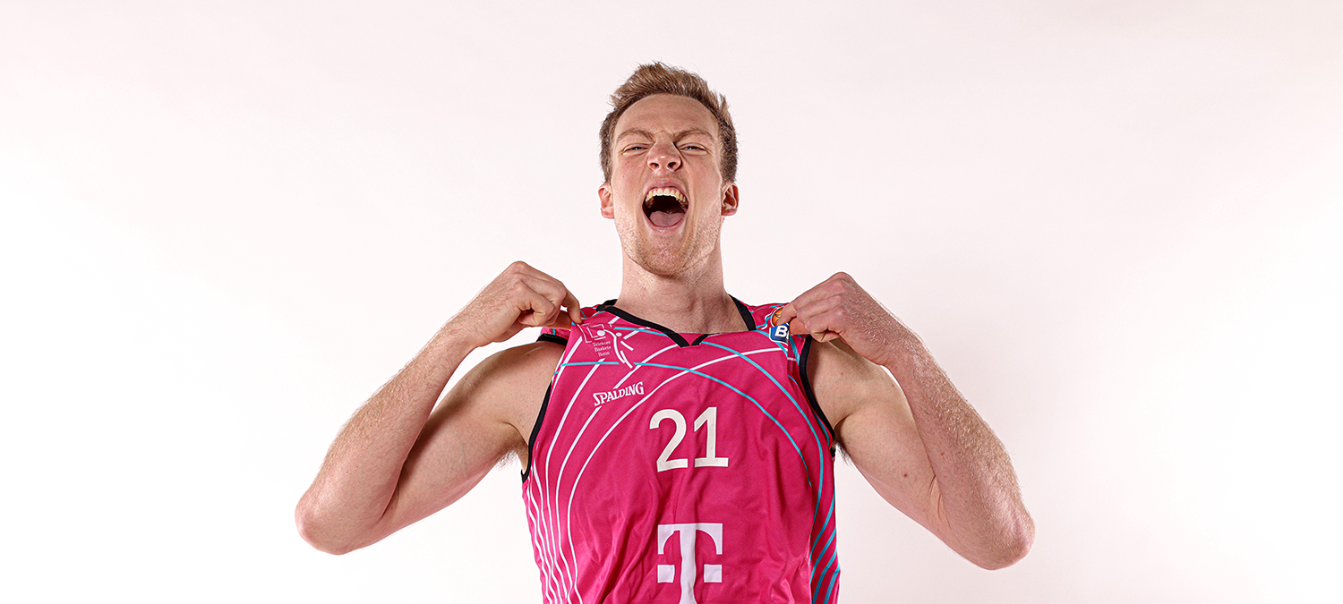 Basketsspieler Tiehlmann im Baskets Trikot