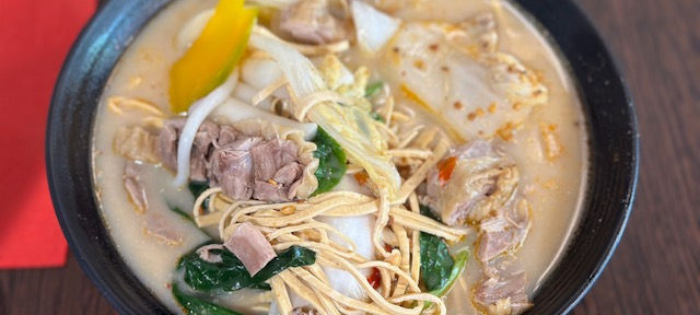 Ein Bild mit warmer Ramensuppe
